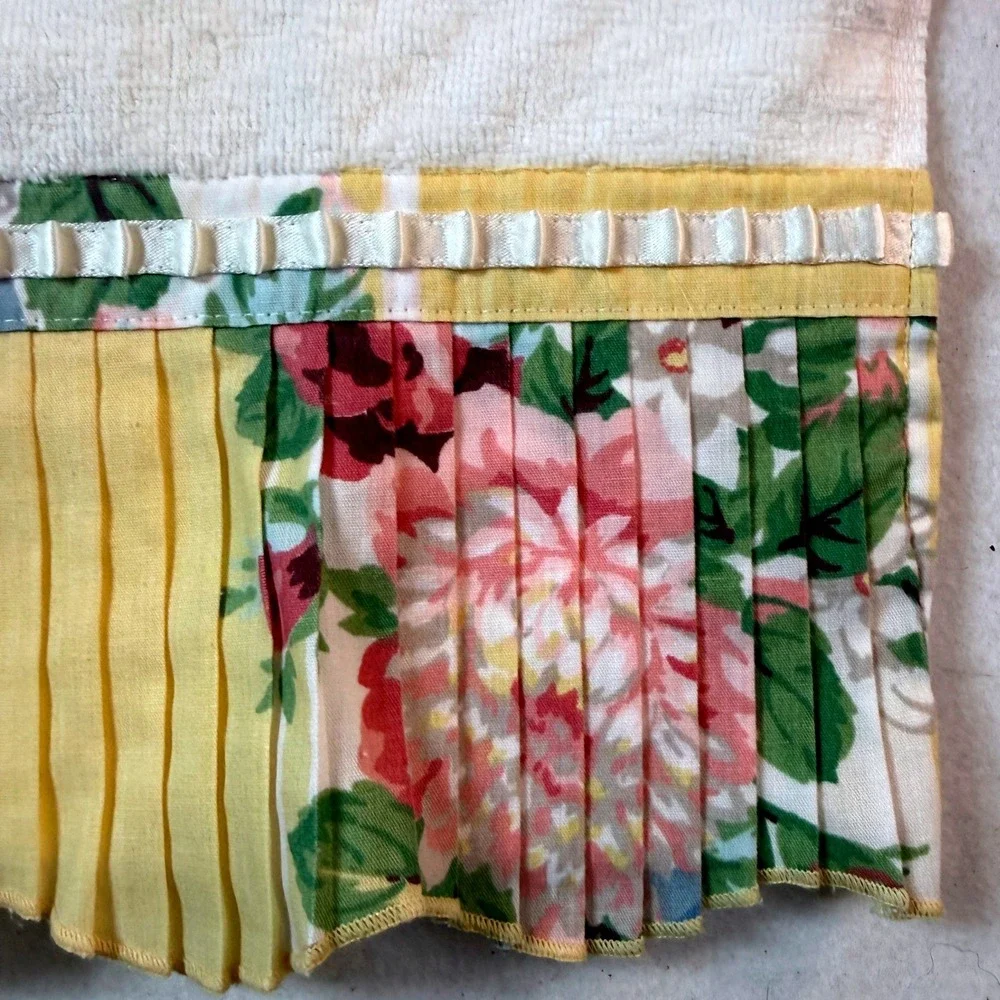 Vintage 1978 Avanti Collection Hand Towel Floral Ruffle Cottage Grandmillennial